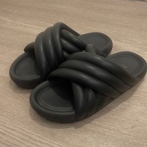 Size 9 trendy slides hm black